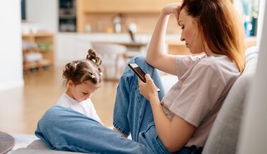 Mama ständig auf Insta – was sind die Folgen?